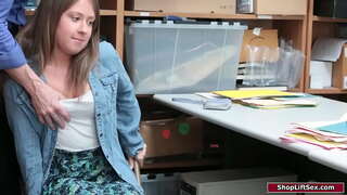 Brunette kubekho inkqubela ngu ibambe shoplifting kwaye igosa punishes yakhe.Yena gropes yakhe encinci tits kwaye dominates wakhe ukuba kumnika bj.Wathi bangs yakhe pussy