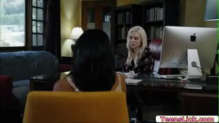 Avi სიყვარული უბრალოდ უყურეთ Kenzie ტეილორი სარგებლობს პირში