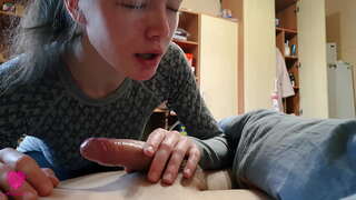 Aistringas aplaistytas čiulpimas nuo smulkus beauty su sperma į burna