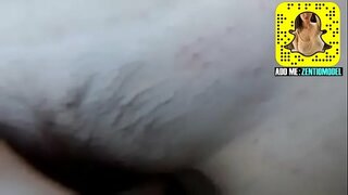 Очень горячая подросток, разогревающая свою молодую киску