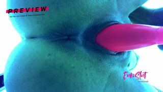 Бесстыжая шлюха секретно дрочит и доит себе грудь в фитнес-центре