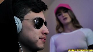 Sexy teen Kenzie Madison twerks savo subinę viliojanti savo stepbrother tada ji atidaryti savo pūlingas, kad jį įterpti savo milžiniška varpa