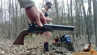 ���ेत मुलगी आणि बंदुक