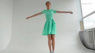 Super voimistelija joustava ballerina babe Alla