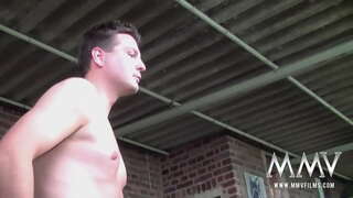 Pelirroja swinger en trenzas Nicole S masajeando sus grandes detractores, chupando dos pollas y recibiendo facialized en trío